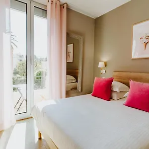 https://hotel-le-petit-castel.fr-provencehotel.com